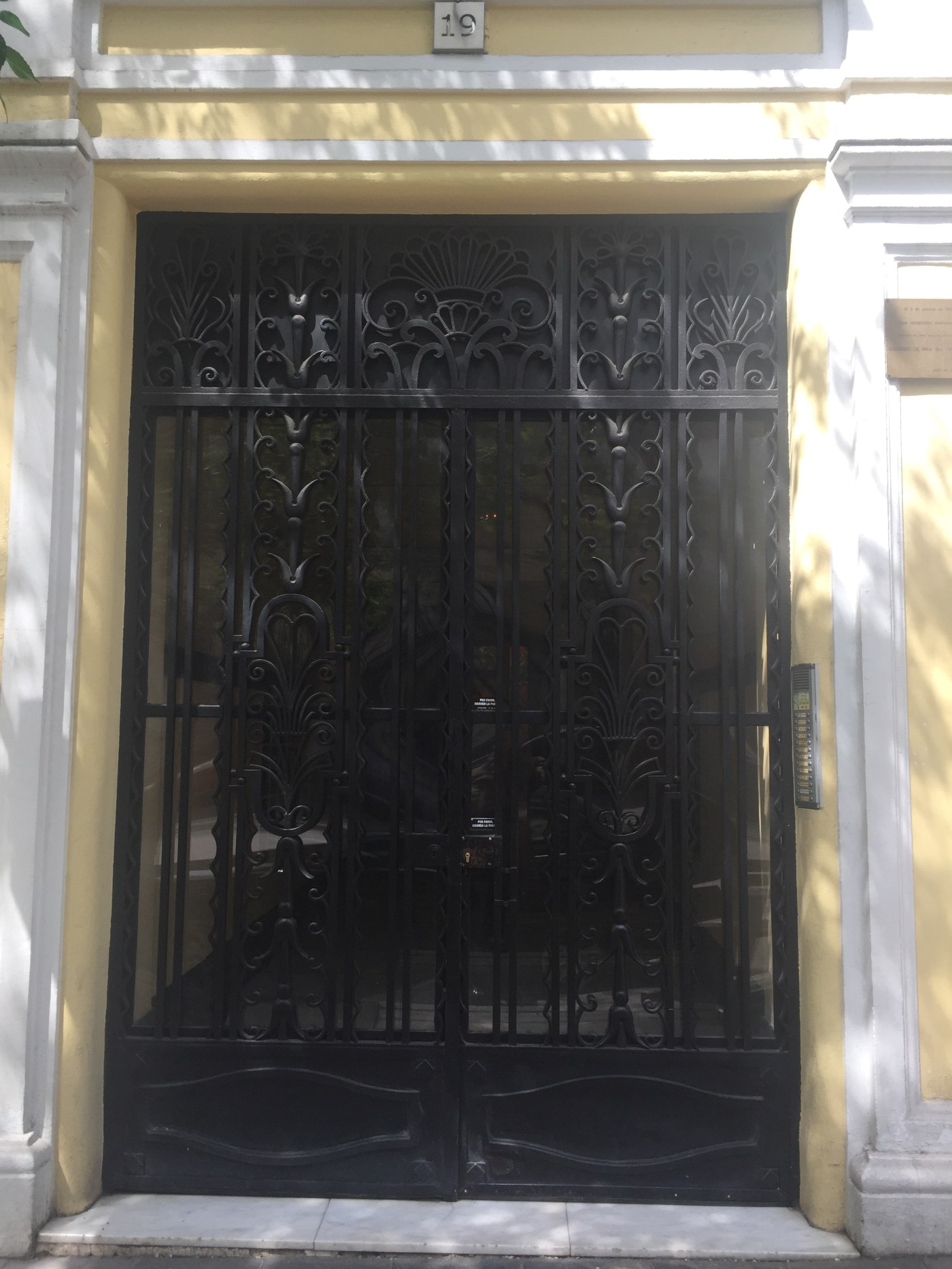 Puerta del antiguo número 13 de la calle Goya, donde empezó su actividad el Colegio de Ntra. Sra. del Pilar.