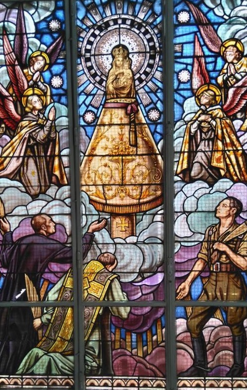 Vidriera del monumento a los caídos.