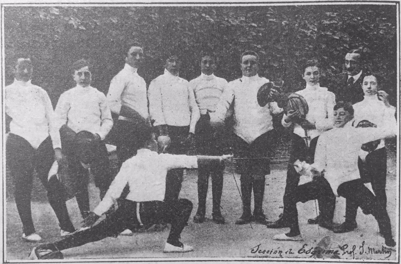Alumnos de esgrima con su profesor, D. Isidro Martín en el curso 1917-1918.