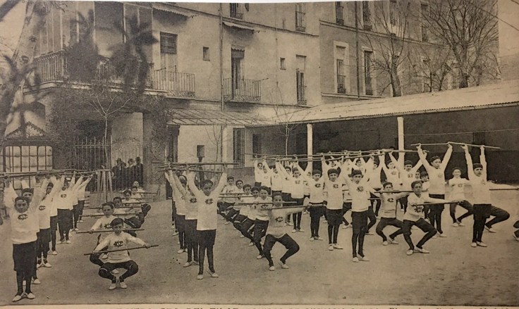Alumnos practicando ejercicios gimnásticos en el patio de Goya 16. Circa 1916. Fuente: Archivo privado del autor.
