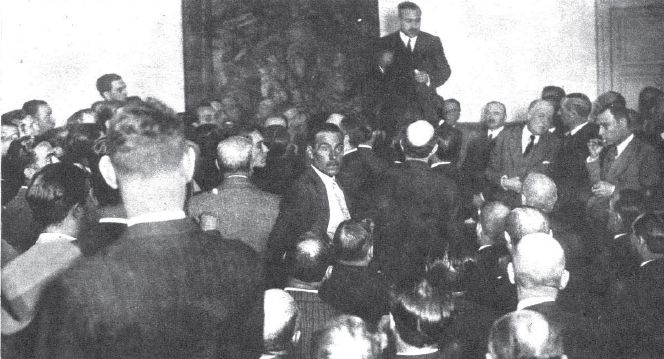Un momento de la reunión en el Círculo Monárquico en la calle Alcalá 67 el 10 de Mayo de 1931.