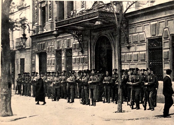 La Guardia Civil ante el edificio de ABC el 10 de Mayo de 1931. Fuente: Mundo Gráfico del 13 de Mayo de 1931.