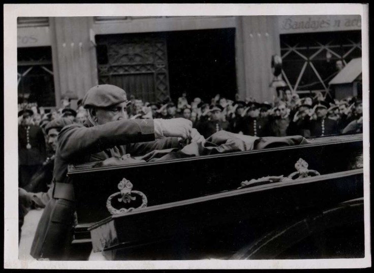 Burgos, 27 de Mayo de 1938. Imposición de la Medalla Militar al teniente Manuel Miralles por el general López Pinto.