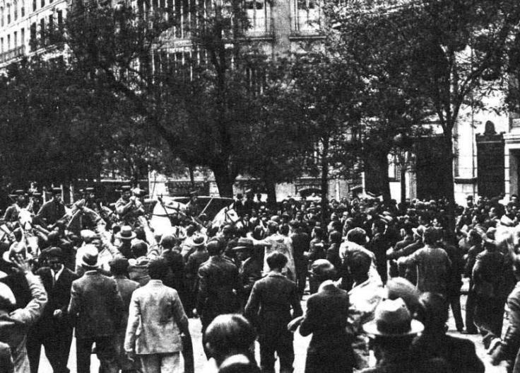 Llegada de la Guardia Civil al Círculo Monárquico. Fuente: Mundo Gráfico 13-05-1931.