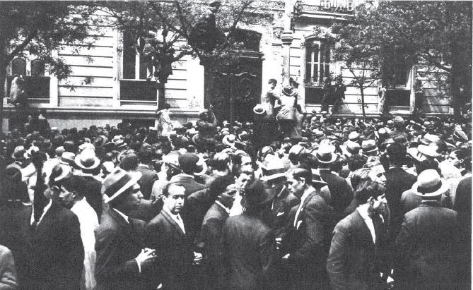 La turba intenta asaltar el Círculo Monárquico. Fuente: Mundo Gráfico 13-5-1931.