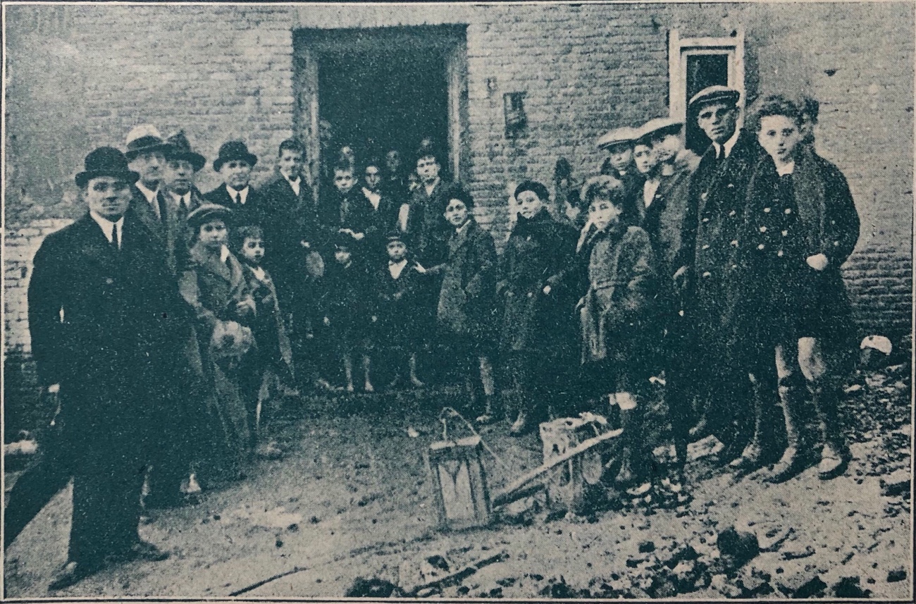 Visita de la Cruz Roja Juvenil a los niños necesitados del barrio de San Pascual.
