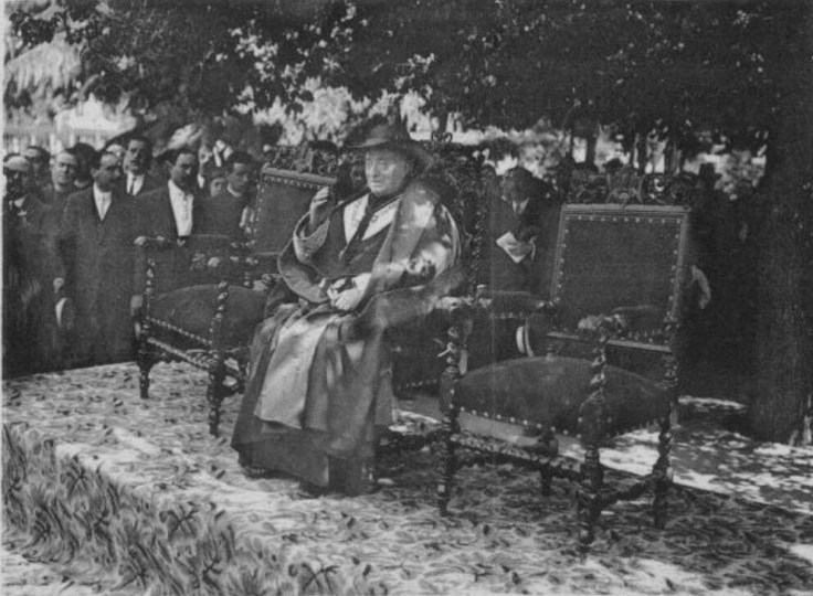 El Cardenal Legado, Emmo. Sr. D. Fr. Gregorio Aguirre, Arzobispo de Toledo, bendiciendo a los 20.000 niños que comulgaron.