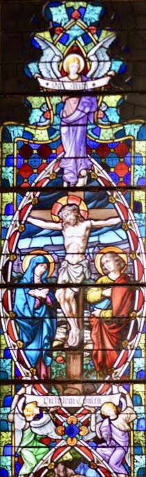 La Crucifixión. Vidriera de la capilla Gótica.