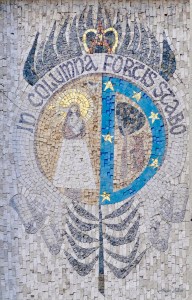 Mosaico con el escudo del colegio en la esquina de las calles Castelló y Don Ramón de la Cruz.