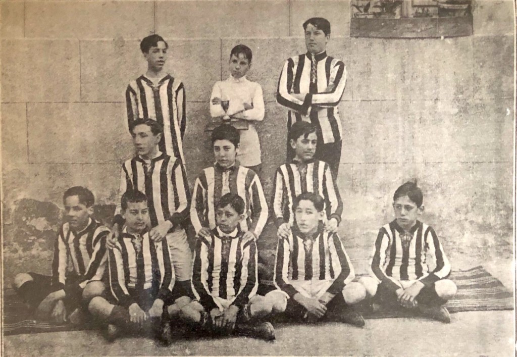 CAMPEONES DE FOOT-BALL CURSO 1912-1913: De pie: Rafael Sánchez-Guerra Sainz, Gaspar Sanz Tovar y Rolendio Losada Gabiola. De rodillas: José Luis Tovar Bisbal, José María Colmenares Espín y Martínez. Sentados: Serrano, Francisco Goicoerrotea Valdés, Figares, Antonio López-Cordón Araquistain y Rodrigáñez. Todos ellos de la promoción de 1915.