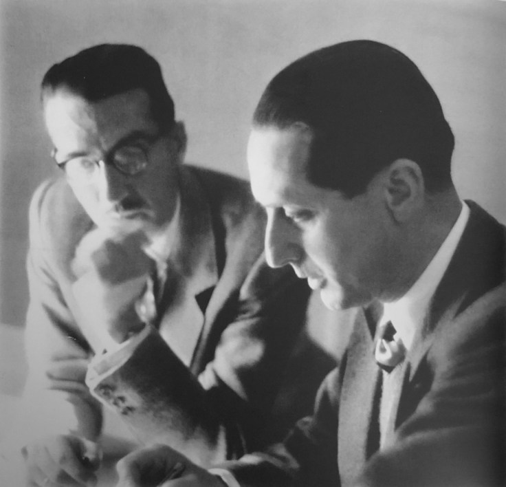 El arquitecto Diego Méndez (izda.) y el ingeniero Ignacio Vivanco (dcha.) durante las jornadas de trabajo para el diseño de la cruz del Valle de los Caídos.