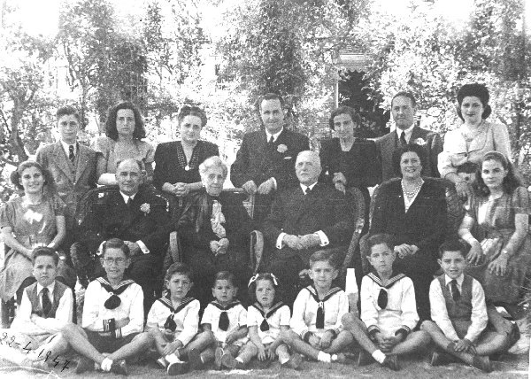 Ángel Cervera Jácome y Rafaela Cabello Bernabeu, con sus hijos y nietos, celebrando sus Bodas de Oro, en 1947.