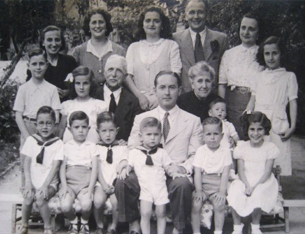 Ángel Cervera Jácome y Rafaela Cabello Bernabeu con sus hijos Ángel, Mercedes y Merche (Vda. de Rafael), con sus respectivas familias, en Puerto Real, en 1942.