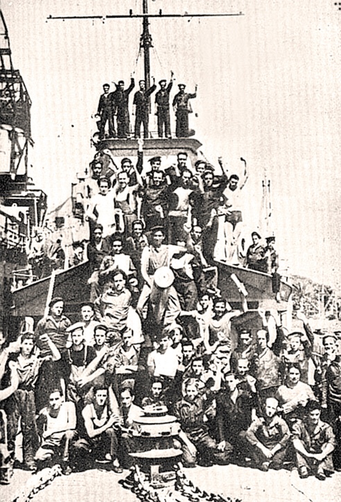 Tripulación del Sánchez-Barcáiztegui después de haberse amotinado.