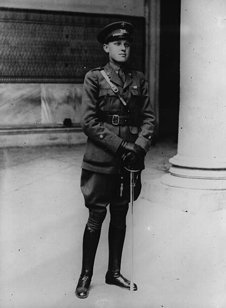 El Príncipe de Asturias en 1924 vistiendo el uniforme de oficial del Regimiento del Rey.
