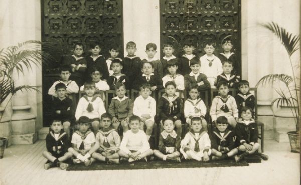 Álvaro del Portillo con sus compañeros en el colegio.