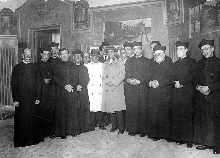 Los actores de la obra A.M.D.G. posando en el teatro Beatriz.