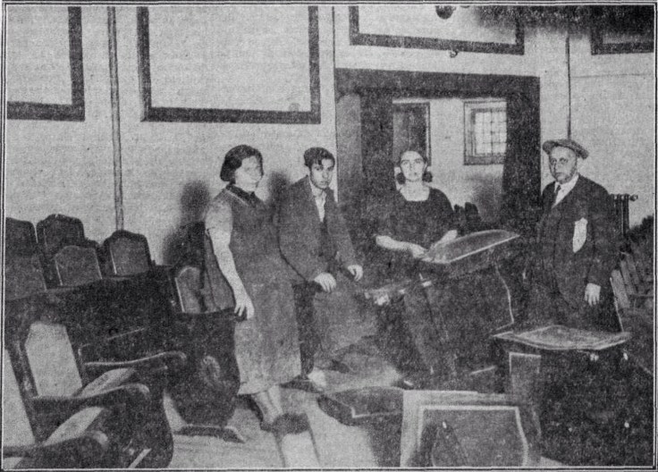 El conserje y el carpintero del Teatro Beatriz examinando los destrozos. Crisol 7 de Noviembre de 1931, página 16.