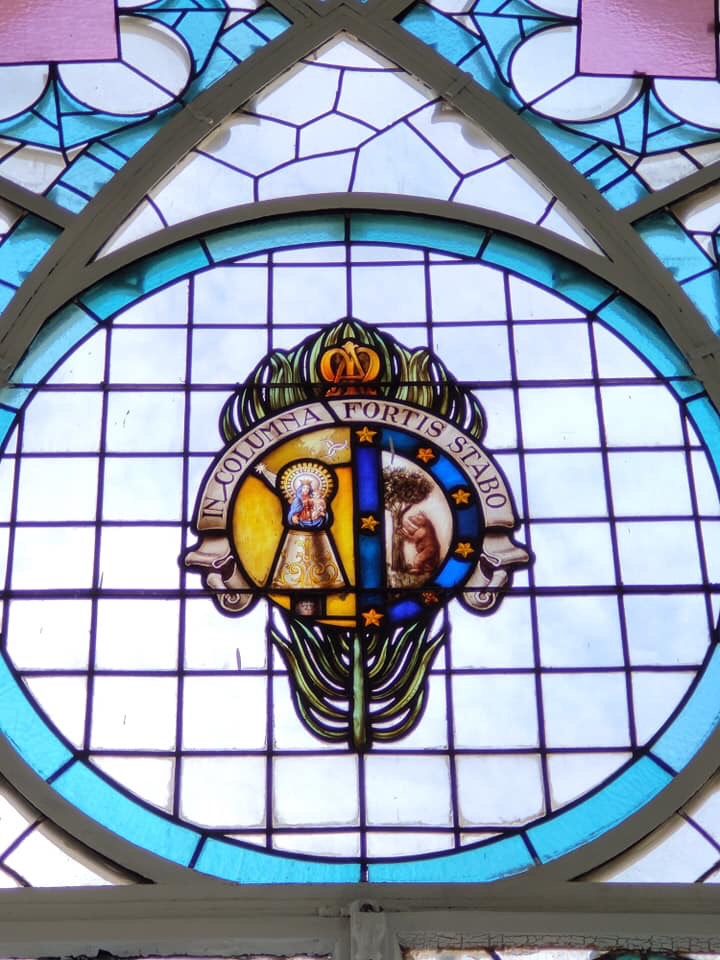 Escudo del colegio en una vidriera.