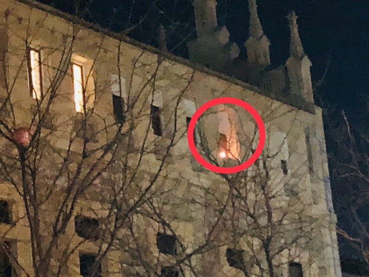 Imagen del cirio encendido en la ventana del tercer piso durante los días de Navidad. 
