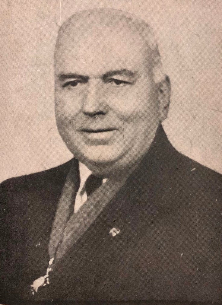 Don Pedro Ruiz de Azúa con la Cruz de Alfonso X el Sabio.