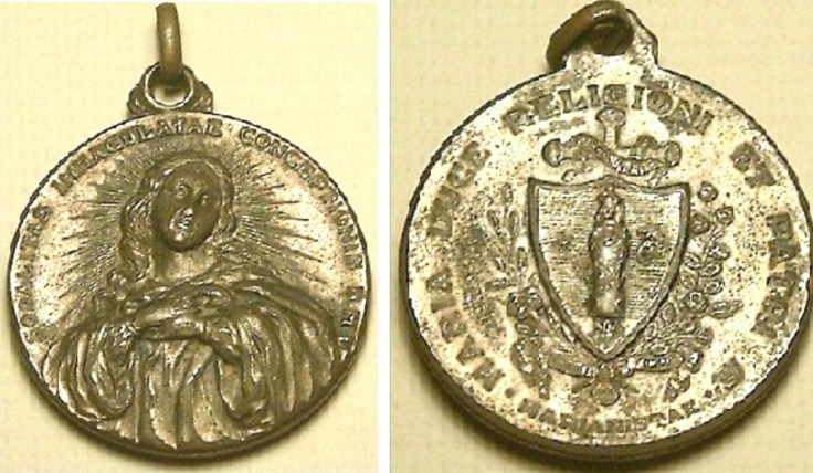 Anverso y reverso de una medalla de la Congregación de María Inmaculada, con la leyenda Maria Duce Religioni et Patriae.