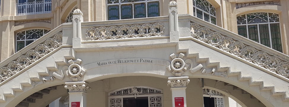 Leyenda "Maria duce Religioni et Patriae" escrita a la entrada del colegio.