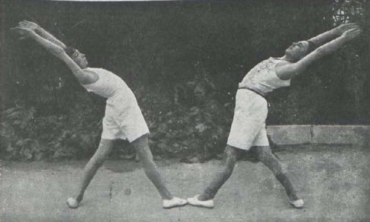 Extensión dorsal en curva rígida para los músculos abdominales y escápulo-lumbares; posición fundamental, un pie avanzado.