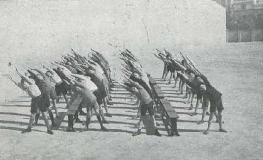 Con brazos en extensión vertical, flexión lateral del tronco.