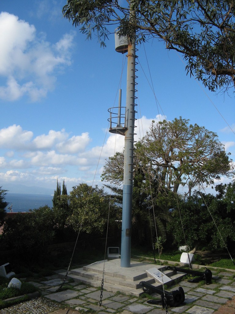 Monumento al Convoy de la Victoria antes de 2010, en el que se aprecia el mástil del cañonero Eduardo Dato.
