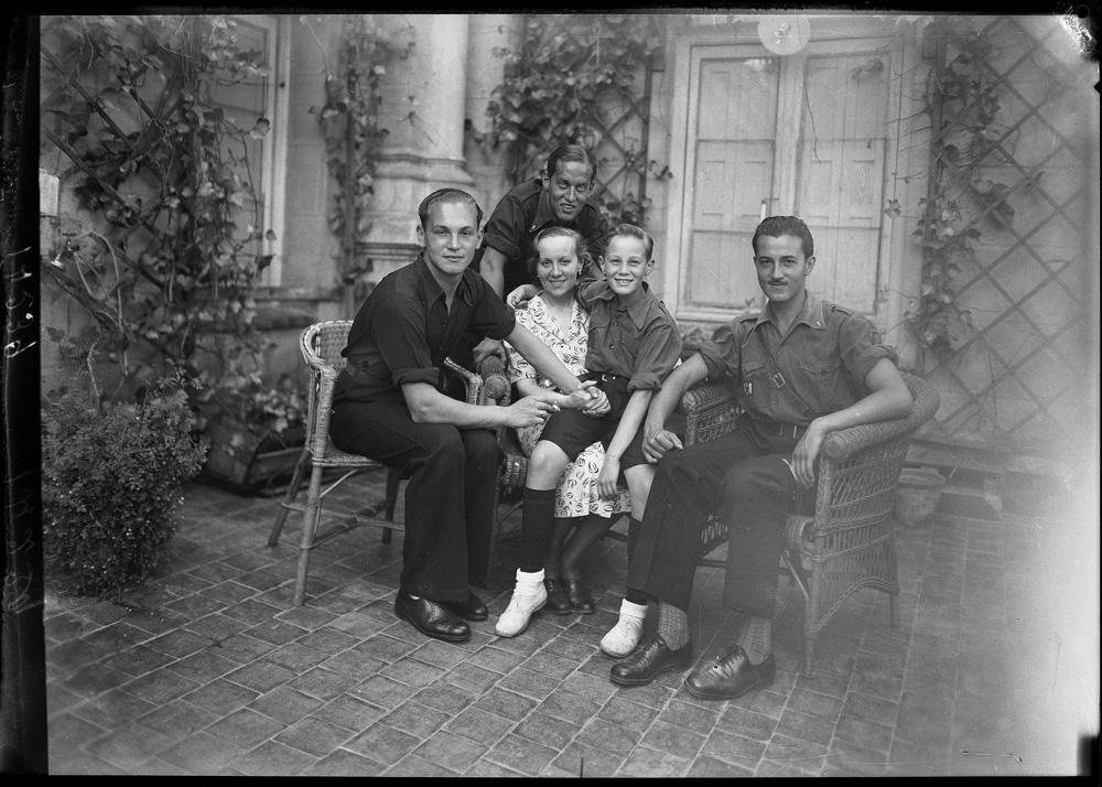 Grupo tomado al natural de la familia de Ruiz Vernacci: Sra. de Vernacci, Chipi, Luis, Quique y Mario.
