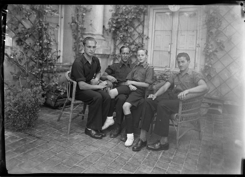 Grupo sentado de Chipi, Luis, Enrique y Mario Ruiz Vernacci.