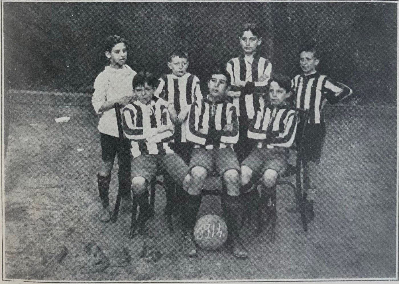 Campeones de los pequeños (curso 1913-1914): de pie: J. Barroso, F.Marín, Ignacio Corujo, Salvador Bertrán de Lis; sentados: José María Muñagorri, Alfonso Bernáldez, Manuel Muñagorri.