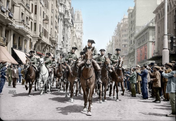 La Guardia Civil a caballo entrando por la Gran Vía durante los sucesos del 10 de Mayo de 1931.