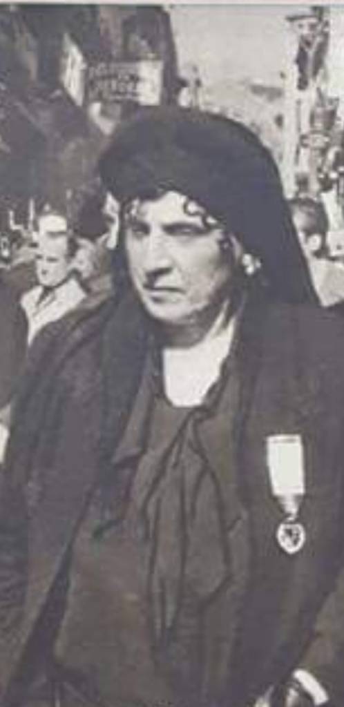 La madre de los García Noblejas. Luce la medalla de la Vieja Guardia de Falange , con los 6 pasadores.