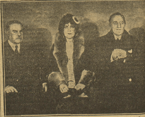 Acto del 15 de marzo de 1931 por el aniversario de la muerte de Miguel Primo de Rivera. A la izquierda Rafael Benjumea, conde de Guadalhorce, en el centro Laura Brunet y a la derecha Ramiro de Maeztu.