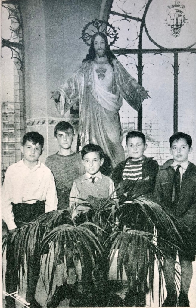 Fotografía de 1957 de la magnífica imagen que presidió durante muchísimos años la escalera de honor del colegio y que desgraciadamente desde hace un par de años ya no pertenece al Pilar. En la fotografía: Enrique Martínez-Cubells Cendra, José María Navarro, Miguel Gómez de las Cortinas, Miguel Ruiz del Árbol y Francisco Javier Cayón Cuarental.