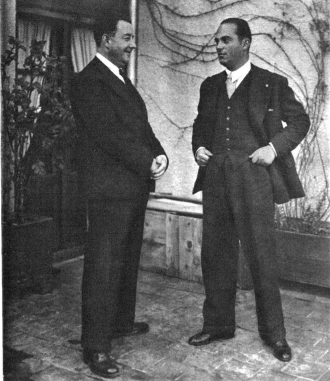 Don Antonio Nombela (dcha.) hablando con el periodista de Mundo Gráfico «Julio Romano» (izda.)