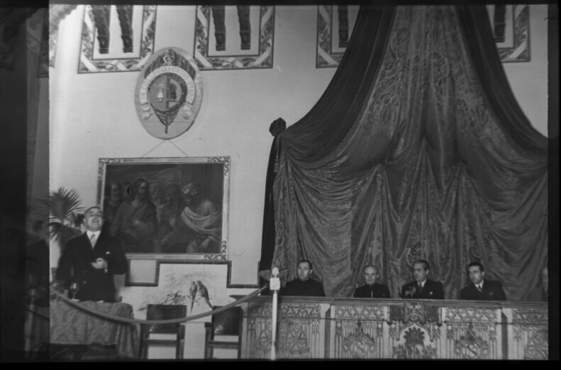 Un instante de la conferencia pronunciada por el catedrático D. Antonio de Luna en 1945.