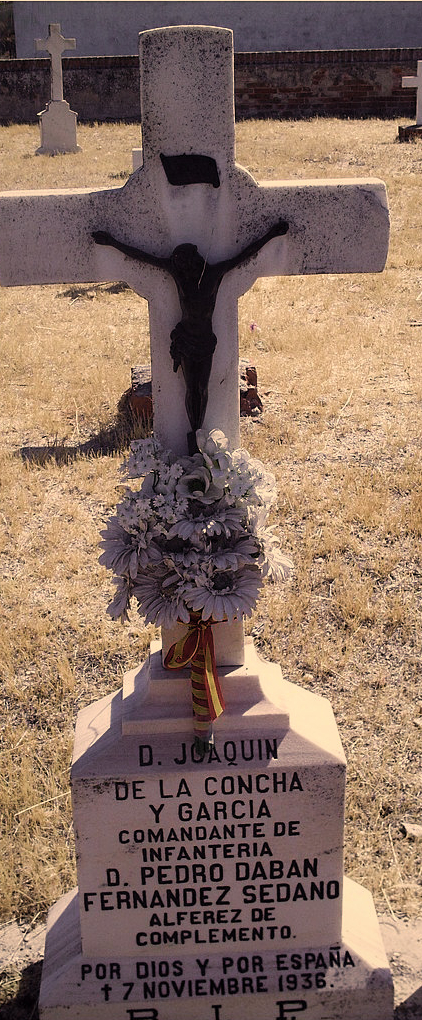 Cruz dedicada a Pedro Dabán en el cementerio de Paracuellos.