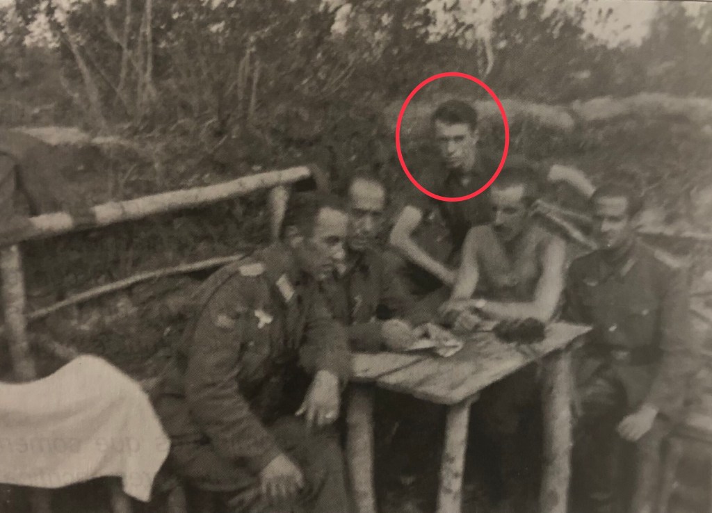 El capitán Pardo con García Calvo, Ramírez de Cartagena, Moret (con círculo rojo) y Lesta en el puesto de mando. Fuente: “Un año en la División Azul”