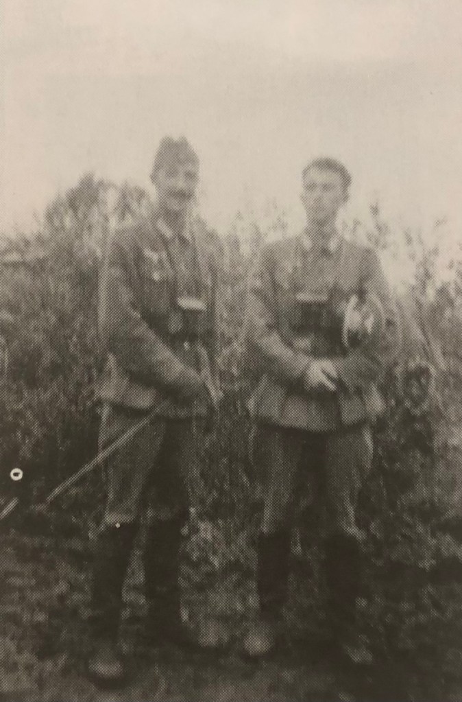 El capitán Serafín Pardo con Enrique Moret (a la derecha). Fuente: “Un año en la División Azul”.