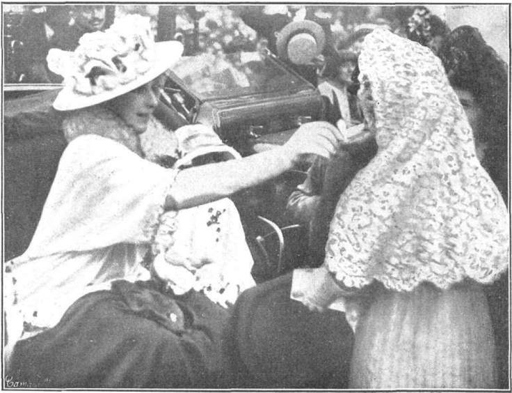 S. M. la Reina entregando un donativo a cambio de una flor. Fuente: Mundo Gráfico: 10-VI-1914.