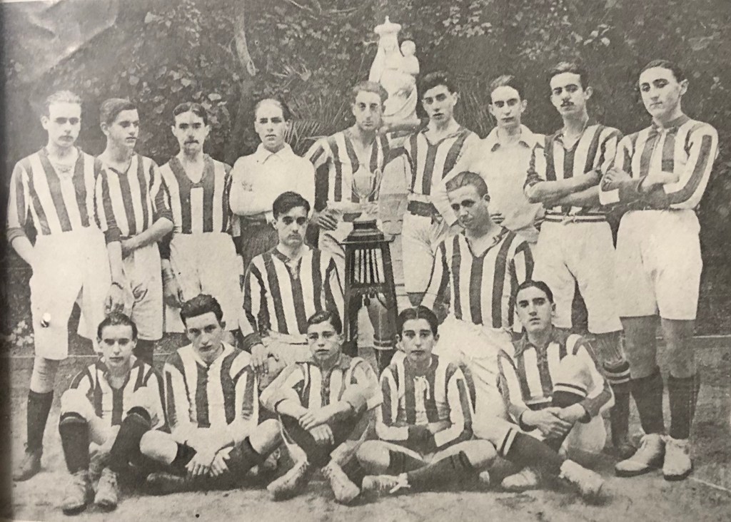 Jugadores que ganaron la Copa del concurso infantil “Omnium” en 1915. De pie: J. Petit, J.A. Ocaña, F. Muguiro, E. Serrano, J.F. Mendoza, J. Manzanedo, E. Prota, F. Bilbao, J.L. Tovar; sentados: M.A. Muguiro y R. Petit; en el suelo: R. Thiebaut, L. Berard, A. F. Figares, A. Bernáldez y M. Echenique.