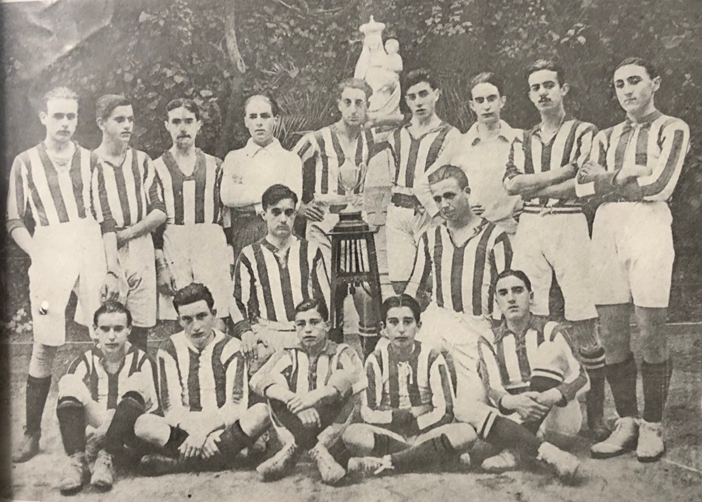 Jugadores que ganaron la Copa del concurso infantil “Omnium” en 1915. De pie: J. Petit, J.A. Ocaña, F. Muguiro, E. Serrano, J.F. Mendoza, J. Manzanedo, E. Prota, F. Bilbao, J.L. Tovar; sentados: M.A. Muguiro y R. Petit; en el suelo: R. Thiebaut, L. Berard, A. F. Figares, A. Bernáldez y M. Echenique.