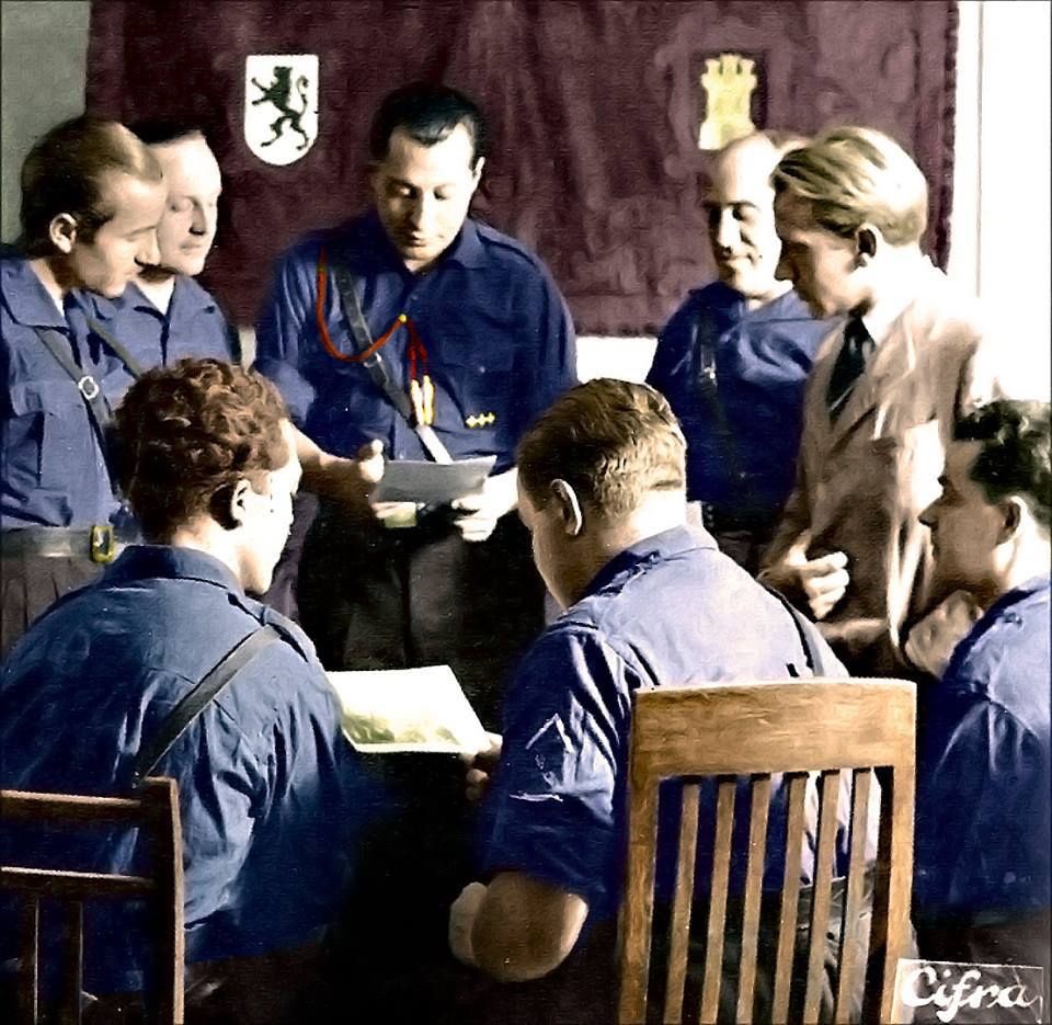 Madrid 4-X-1934. Primera reunión del Consejo Nacional de Falange Española de las JONS. De izquierda a derecha, de pie: Alejandro Salazar, Raimundo Fernández-Cuesta, José Antonio Primo de Rivera, Julio Ruiz de Alda y Manuel Valdés Larrañaga; sentados: los pilaristas Vicente Gaceo y Agustín Aznar, y Manuel Mateo.