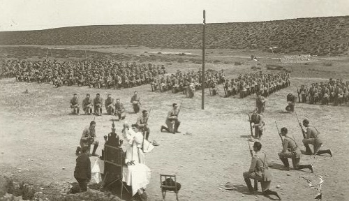 Misa de campaña en el campamento María Cristina en San Gregorio.