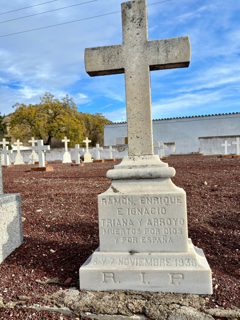 Cruz dedicada a los hermanos Triana Arroyo en el cementerio de los mártires de Paracuellos.