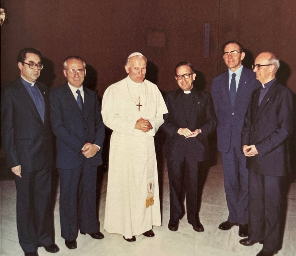 De izquierda a derecha: P. Enrique Torres, D. Pietro Monti, S.S. Juan Pablo II, P. José María Salaberri, D. Joseph Jansen y el P. Quentin Hakenewerth.