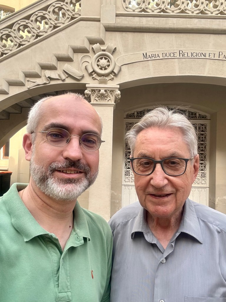 El autor y el padre Enrique Torres Rojas en junio de 2025.